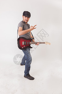 青年男子用电吉他跳跃男生音乐家男人皮革成人音乐会金属岩石吉他手青少年图片