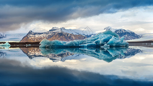 冰岛Jokulsarlon冰川湖的冰山蓝色海洋环境旅游天空全景反射旅行镜子冰川图片