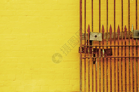 鲁斯提古董锁门和明亮的黄墙隐私房子安全入口金属挂锁橙子建筑钥匙仓库图片