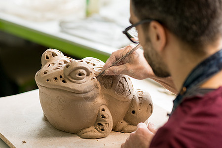 在明亮的陶瓷工作坊里 穿着来自Raw Clay的Apron雕塑肖像爱好陶艺家用具艺术陶器工艺手工业男性工作创造力图片