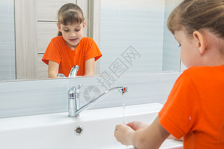 7岁女孩洗澡时洗脸图片