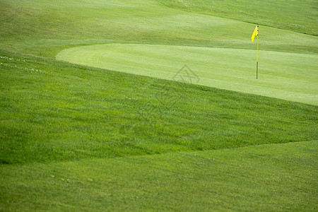 绿色草地上高尔夫旗风景游戏场地奢华课程高尔夫球地面旗帜白色杯子图片