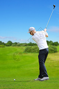 高尔夫球手击中高尔夫球男人俱乐部蓝色闲暇娱乐竞赛天空课程球座游戏图片