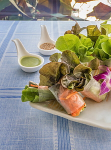 新鲜蔬菜沙拉卷白色绿色面条食物海鲜盘子美食饮食沙拉黄瓜图片