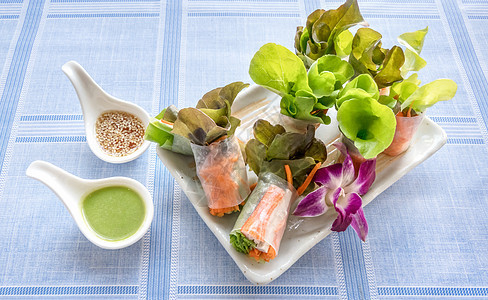 新鲜蔬菜沙拉卷美食面条沙拉绿色饮食海鲜黄瓜食物白色螃蟹图片