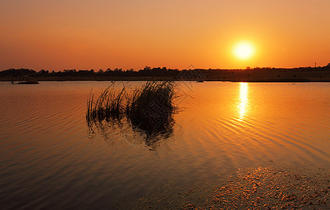炎热的太阳升起于布罗龙哥湖上空图片