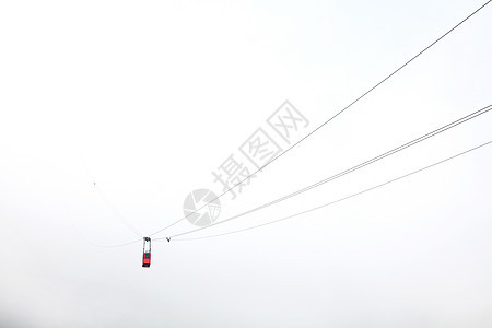 云雾中的红山堤道车红色缆车旅行铁路旅游假期冒险高架运输电缆图片
