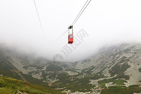云雾中的红山堤道车旅游铁路假期冒险天气风景高架旅行缆车运输图片