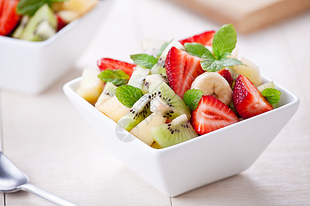 草莓沙拉新鲜水果沙拉碗午餐甜点素食者刀具季节性草药早餐浆果季节香蕉背景