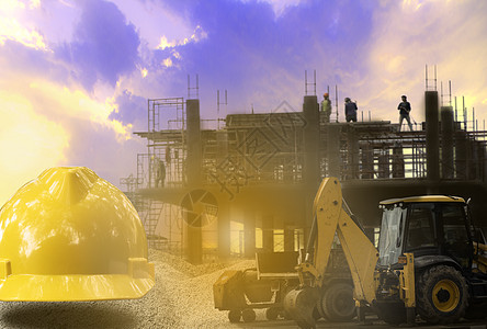 用黄头盔在高地建造建筑工业楼面的黄头盔施工项目天空摩天大楼脚手架公寓蓝色水泥财产建筑学图片