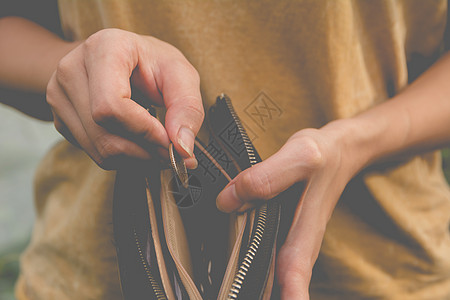 近身女人站着拿着钱币 钱包空的失业养老金工资皮革经济现金贷款硬币退休债务背景图片