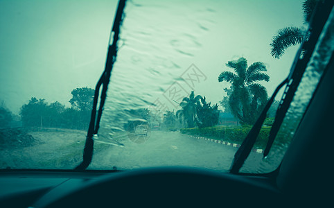 玻璃镜子上的水滴 湿挡风玻璃上的雨刷自然坝图片