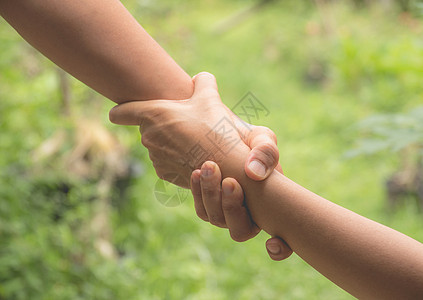 两双手接触在一起 帮助手的概念 帮助力量女性成人感激男性救援保健收容所病人服务图片