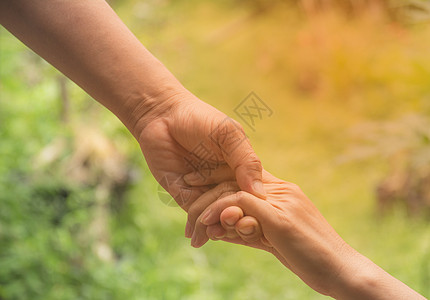 两双手接触在一起 帮助手的概念 帮助团队疾病女性机构医院友谊夫妻力量手指成人图片