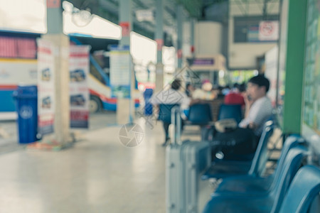 一个带着手提行李旅行的年轻优雅男子 旅行a图片