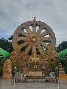 泰国寺庙佛教殿堂雕像和圣徒的宗教佛教徒国家天空游客宝塔旅行旅游建筑学艺术遗产图片