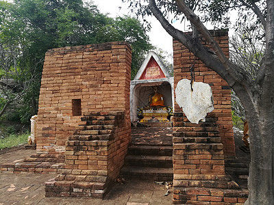 泰国寺庙佛教殿堂雕像和圣徒的宗教遗产佛教徒国家宝塔历史性建筑学地标艺术场景金子图片