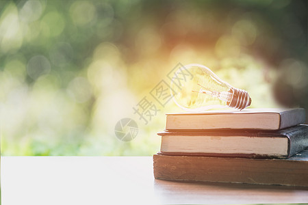 书上写有光灯泡 并用它发光图书馆白色学习黄色创造力知识棕色发明辉光文学图片