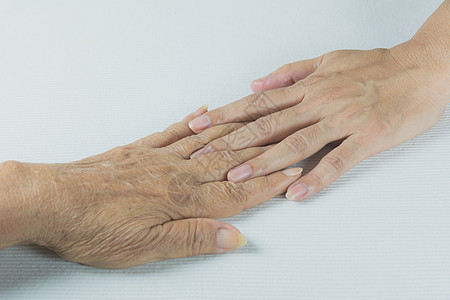 女士和年轻女士的手握在白色的后院女儿病人老化合伙女性老年家庭帮助祖母友谊图片