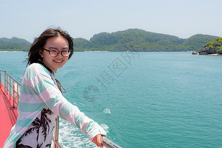 少女乘船出海旅行女孩巡航闲暇享受青少年海洋航行风景游客旅游图片