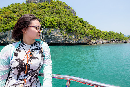 少女乘船出海旅行青少年闲暇眼镜旅游风景游客航行海洋乘客女孩图片