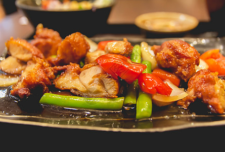 日本菜菜传统中的日本菜 日式肉和汤餐厅面条蔬菜炒锅美食框架植物木板黑板牛肉图片