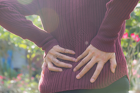 一名妇女患有背痛 脊椎受伤和肌肉问题症状疾病腰椎脊柱治疗肾脏风湿病理疗成人身体图片