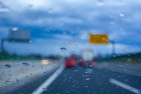 在雨中驾驶 司机视图气旋苍穹天堂雨滴水滴气泡窗户旅行环境挡风玻璃图片