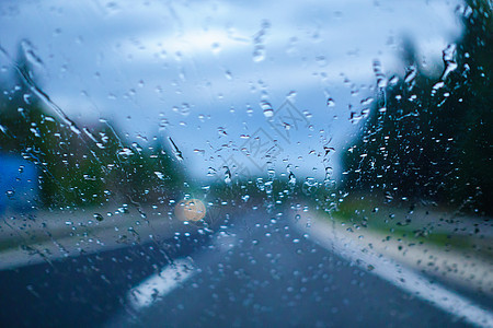 在雨中驾驶 司机视图窗户蓝色苍穹液体水滴气泡街道玻璃挡风玻璃气旋图片