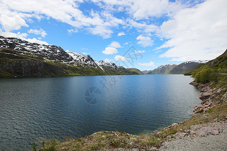 挪威的Fjord和山丘峡湾港口蓝色海洋顶峰海岸假期晴天全景旅行图片