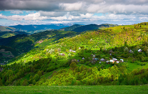春天在一个森林丘陵上的村庄里图片
