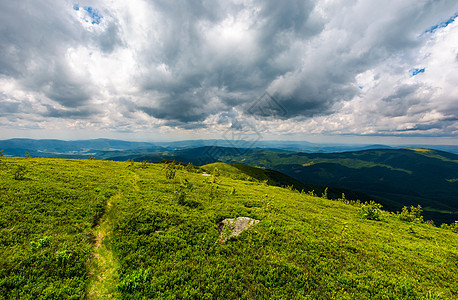 沿着山坡走在岩石中间爬坡山脊驼峰丘陵远足旅行环境风景海拔土地图片