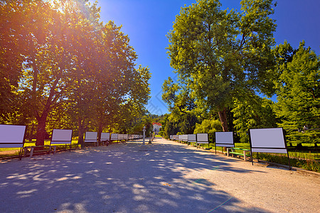 提沃利公园和卢布尔雅那的走道 在红太阳阴暗的景色下背景图片