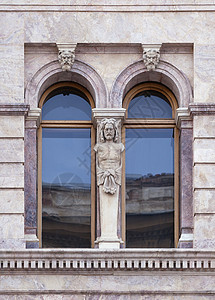 圣彼得堡一座旧大楼的窗户古董前锋石头历史性玻璃宽慰石膏大理石风格对称图片