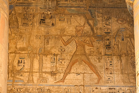墙壁和柱子上的埃及象形文字和图画 埃及语 象形文字和图画中古代神灵和人们的生活石头加工废墟雕塑浮雕蓝色遗产沙漠历史王朝图片