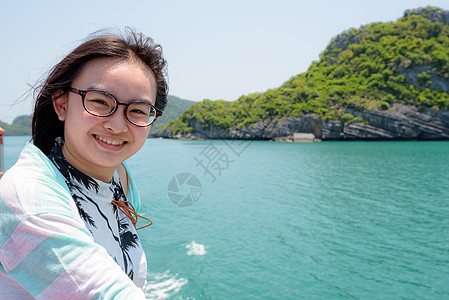 少女乘船出海旅行风景眼镜航行游客巡航享受女孩假期闲暇海洋图片