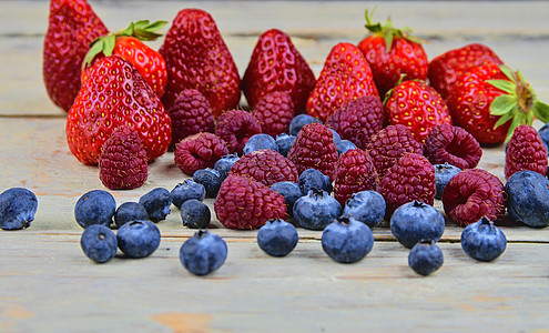 健康的混合水果和配有草莓 树莓 蓝莓的成分 生锈白木本底土浆 特写 宏图象收成小吃甜点果汁浆果饮食蓝色覆盆子团体市场图片