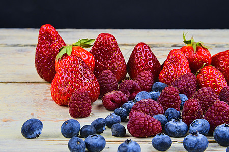 健康的混合水果和配料 包括草莓 覆盆子 蓝莓 质朴的白色木制背景上的浆果 文本的自由空间 横幅的复制空间花园小吃稻草木头甜点市场图片