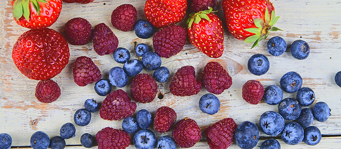 健康的混合果类和含有草莓 树莓 蓝莓的成分 从最顶端看 在生锈白木本底浆果烹饪甜点营养食物饮食收藏石榴蓝色种子图片