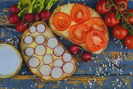 面包上涂有切片西红柿和萝卜的黄油 天然木本底新鲜零食 平板设计小吃蔬菜营养美食餐饮粮食食物木头早餐沙拉图片