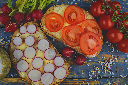面包上涂有切片西红柿和萝卜的黄油 天然木本底新鲜零食 平板设计高架营养美食小吃胡椒青菜饮食早餐木头桌子图片