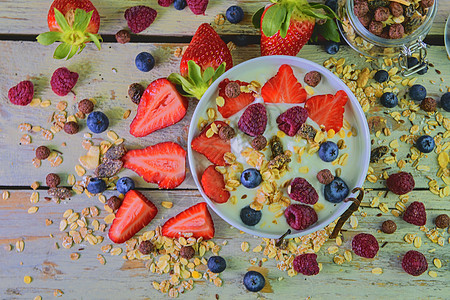 由酸奶 蓝莓 覆盆子 蓝莓 牛奶什锦早餐制成的典型正宗早餐的组成 概念 健身 饮食 健康和早餐 平面设计 顶视图水果谷物粮食甜点图片