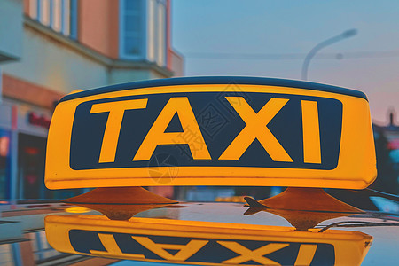 城市出租车车顶上的Lit Lit计程车牌交通路灯民众商业飞机场点燃汽车铁路照明司机图片