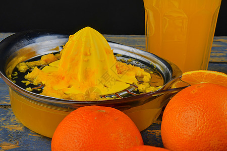 橘子 橙子 一杯橙汁和蓝木本底的手工柑橘饼 橙子切成两半水果木板厨房早餐食物节食果汁橙色铰刀橘子汁背景图片