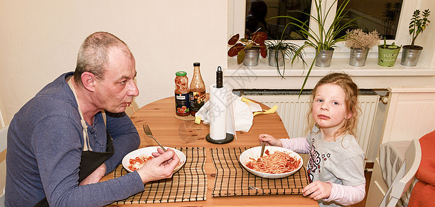 女儿和父亲在厨房吃饭吃意面 做晚饭友谊女孩家庭孩子们男性果汁房间面条爸爸朋友们图片