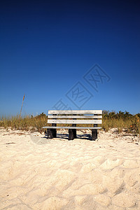 州白沙滩上的木板凳滨鸟海岸海岸线假期蓝天海湾热带支撑海洋木凳图片