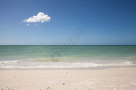 青蓝天空中的孤云 在虎尾海滩的白沙滩上图片