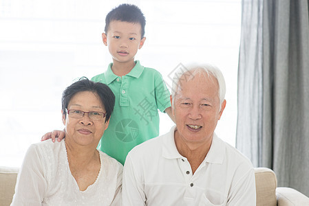 亚洲祖父母和孙子乐趣男人房子童年生活祖父男性幸福女性微笑图片