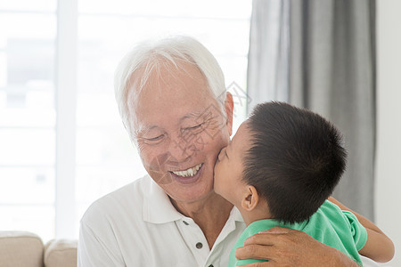 孙子亲亲祖父背景图片