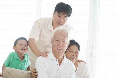 家里的亚洲家庭肖像男人童年退休乐趣父亲房子女性长老祖父母孩子们图片